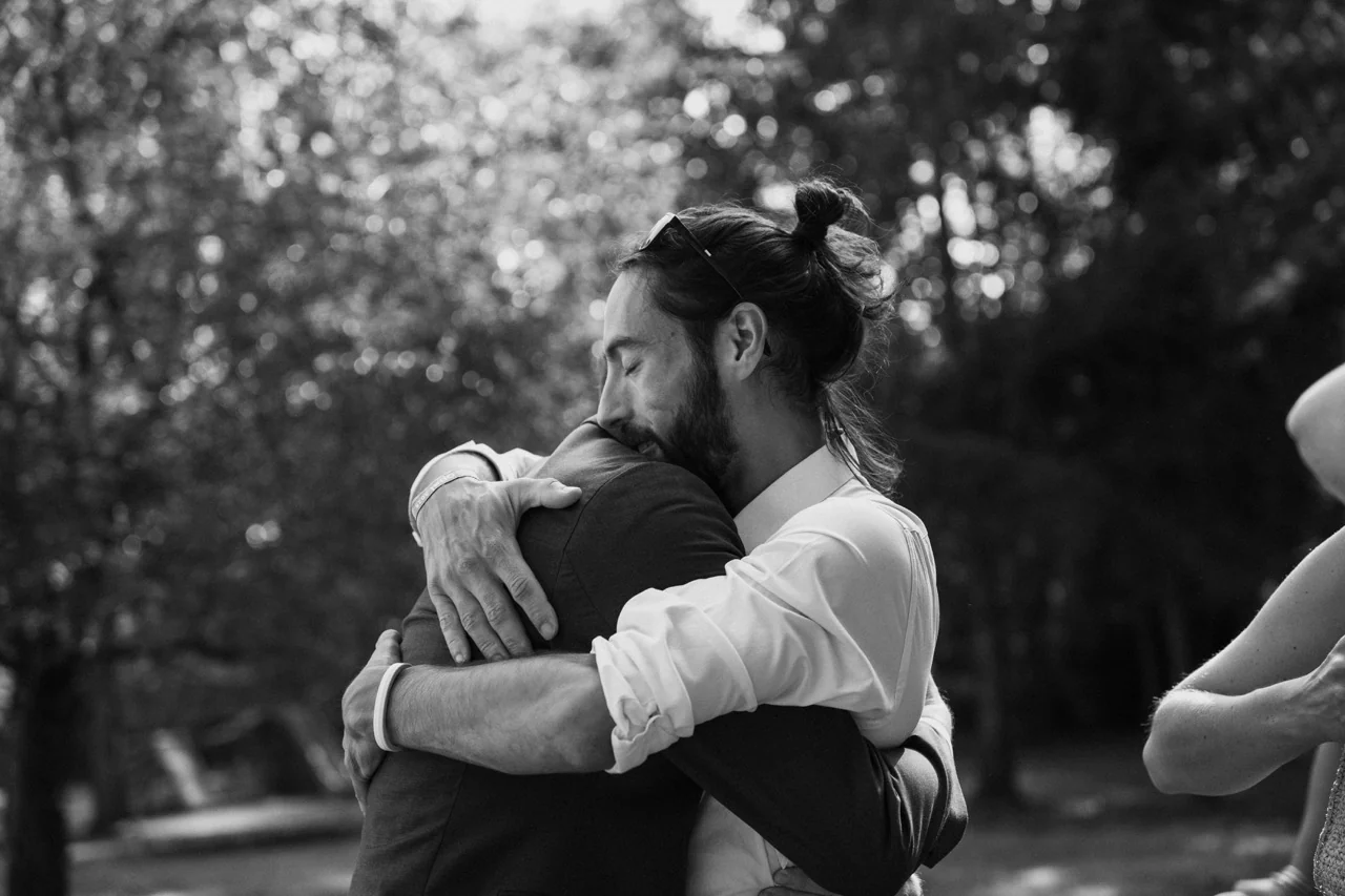 Les mariés partagent une étreinte, photographie en noir et blanc